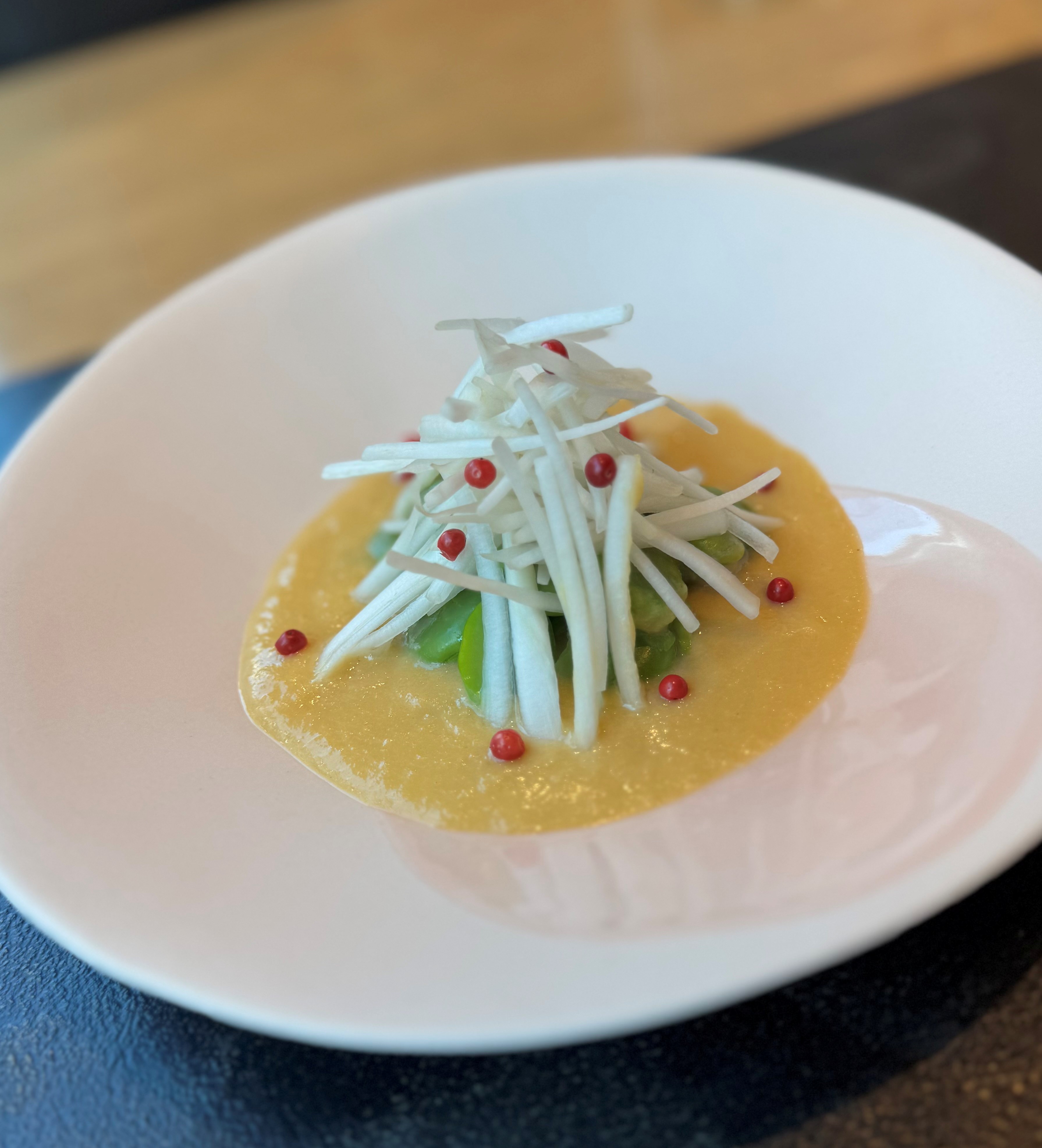 202603　そら豆とうどのサラダ　帆立の香りソース