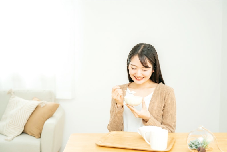 食事をする女性